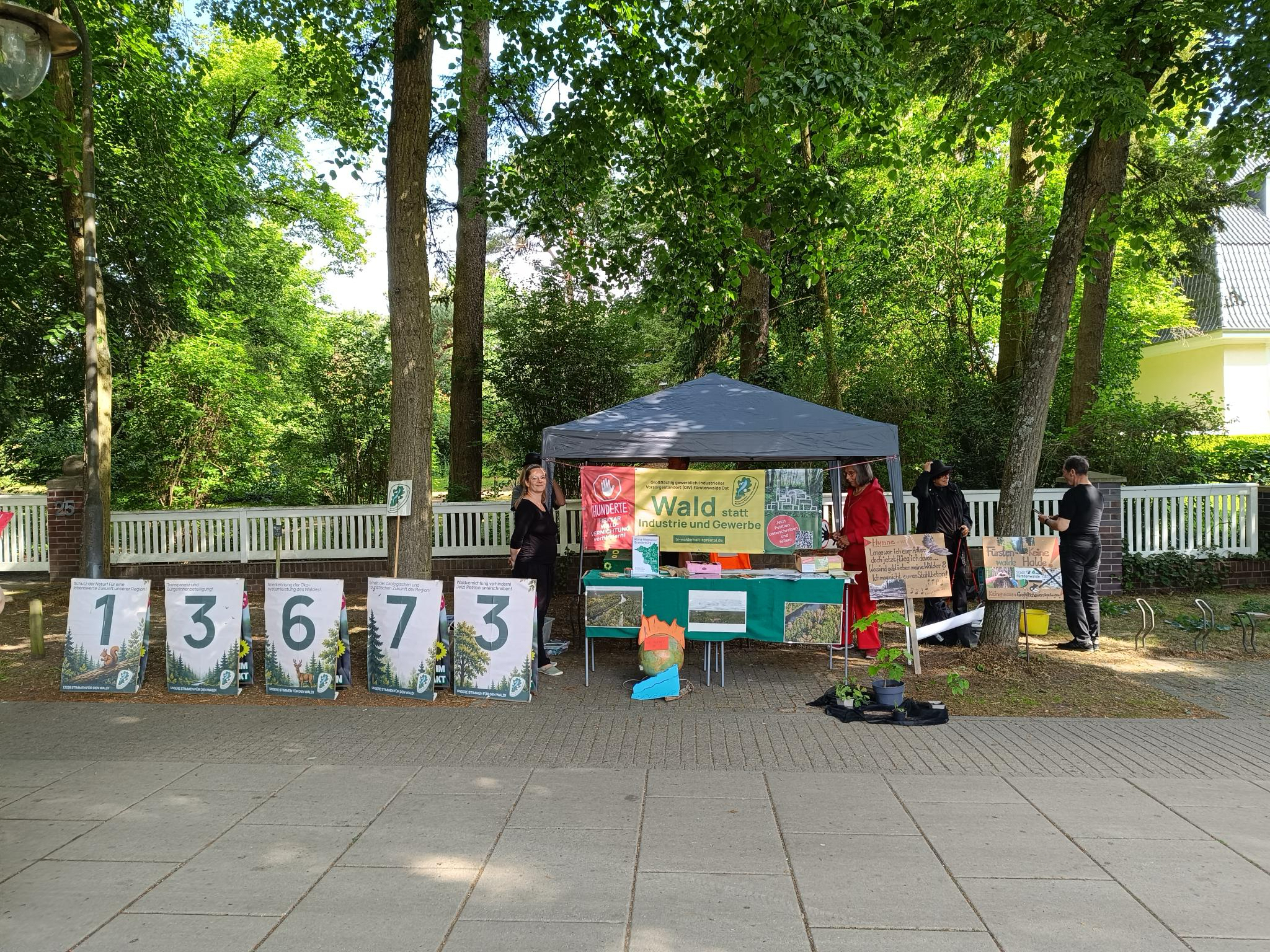 Infostand & Kundgebung vor dem Ostdeutschen Wirtschaftsforum in Bad Saarow